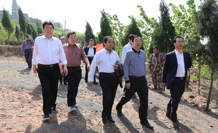 4月27日上午,省人大党委会农工委副主任谷建国,刑利民带领省人大林业