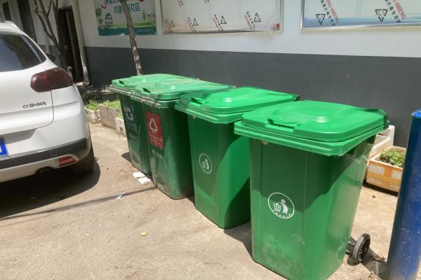 沿西社区：更换破损垃圾桶 让环境更整洁