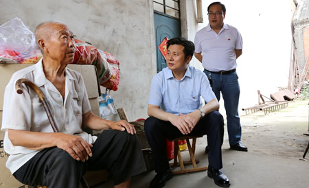 闫廷瑞在慰问新华区困难老党员时强调