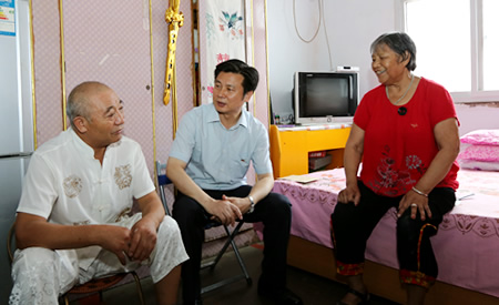 闫廷瑞在慰问新华区困难老党员时强调