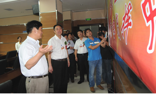 市政府党组成员,副市厅级干部丁少青代表陈市长和市政府在仪式上讲话