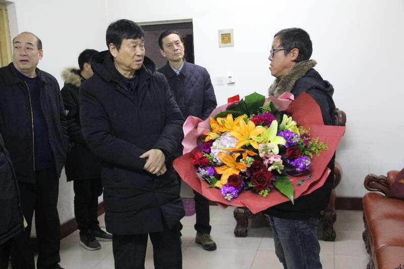 严寄音一行来到省级劳模孔伟民,困难农民工胡玉海,困难职工杨艳玲家里