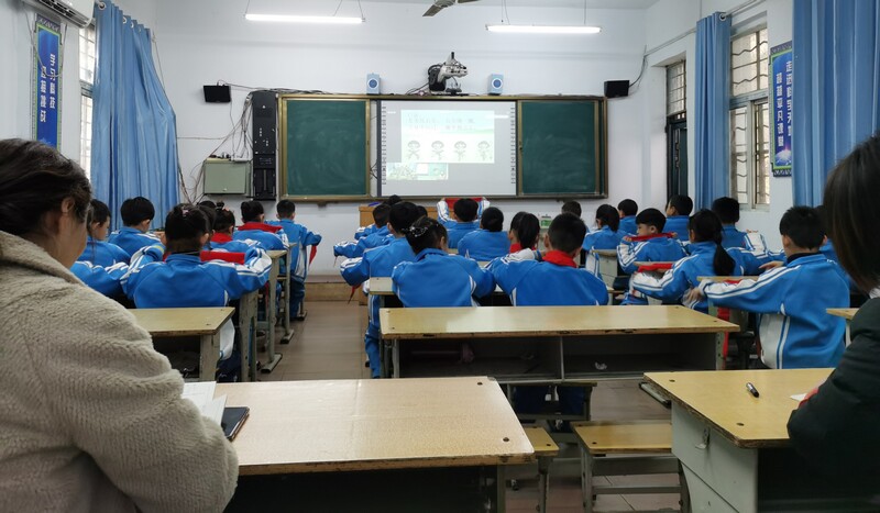 西高皇小学在远端同上一节课1.jpg