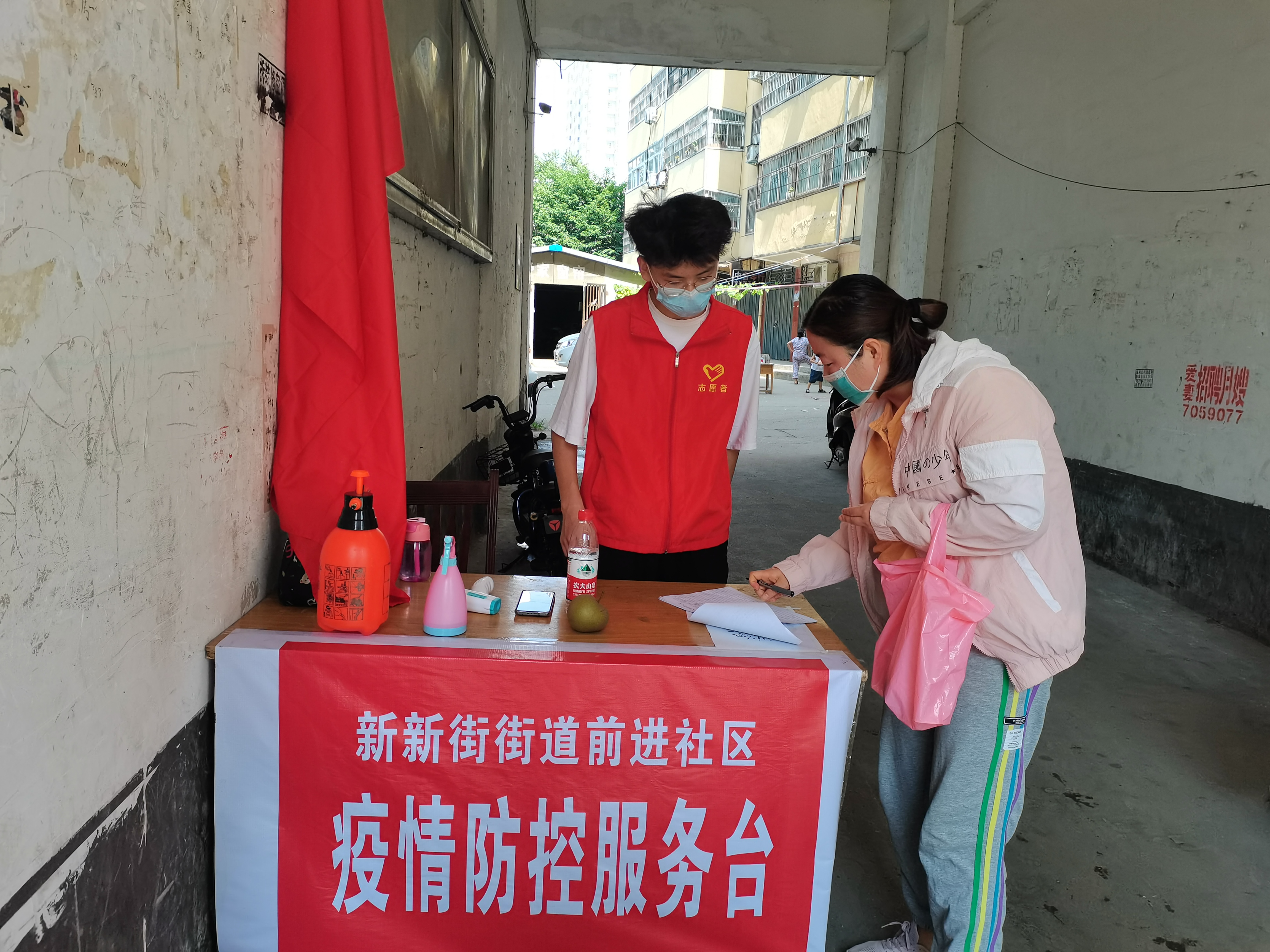 前进社区:准大学生志愿者助力防疫