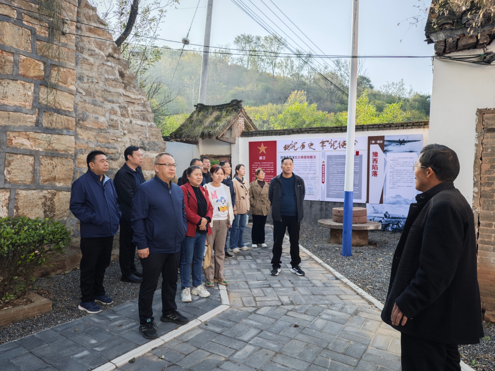 新华区委统战部、区工商联组织党员干部赴汝州市大峪镇红色教育基地参观学习 (3).jpg