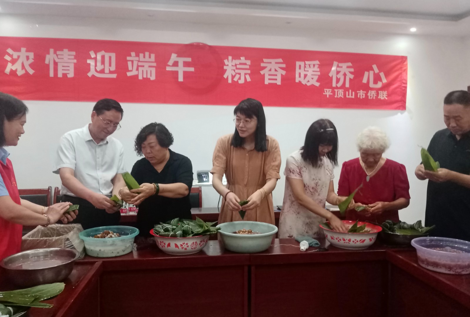 20240606（宣传-动态）市侨联、新华区侨联在新新街街道前进社区“侨胞之家”开展“浓情迎端午·粽香暖侨心”活动.jpg