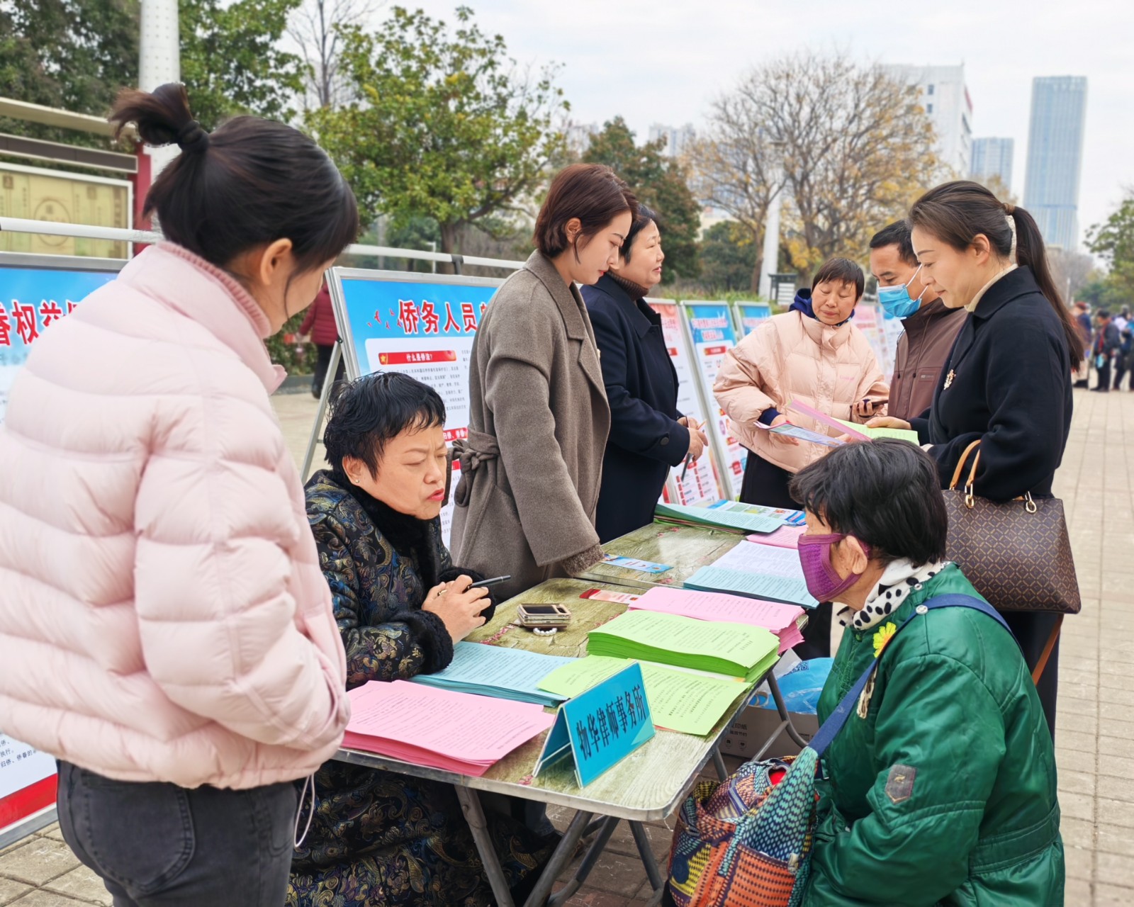 20251204（宣传-动态）平顶山市外侨办  市侨联 新华区侨联联合开展“豫侨同心·法护平安”活动 (2).jpg